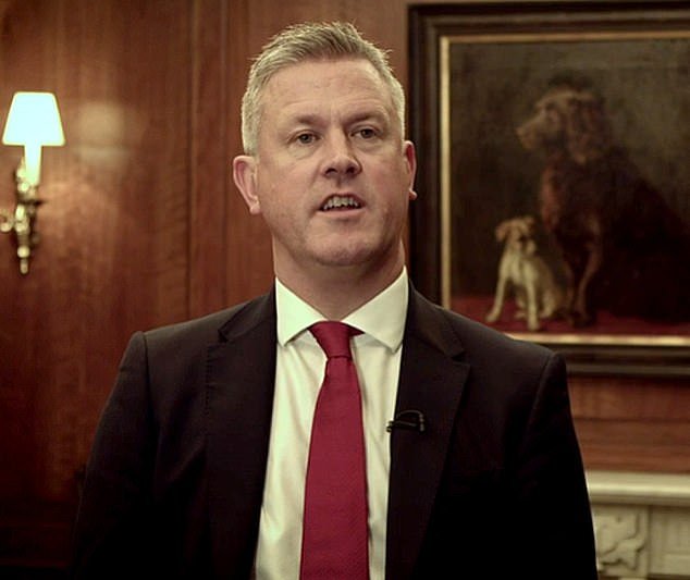 Dominic Lawson: Creo que sé la respuesta a la pregunta que todos nos hacemos: ¿por qué un banquero rico se saldría con la suya con £5.900 en billetes de tren?