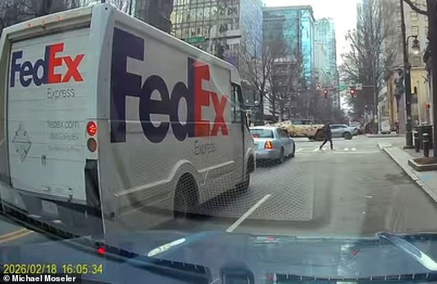 La estrella de la NBA LaMelo Ball captada por la cámara del tablero estrellando su Hummer disfrazado en el centro de Charlotte