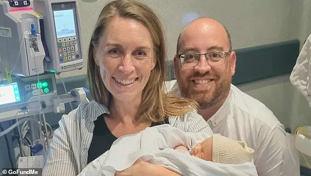 Por qué una pareja australiana está atrapada en el extranjero sin derechos legales sobre su bebé