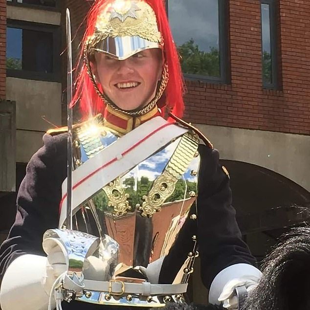 El ejército le falló a mi hijo, la madre del soldado muere días después del funeral de la reina Isabel II