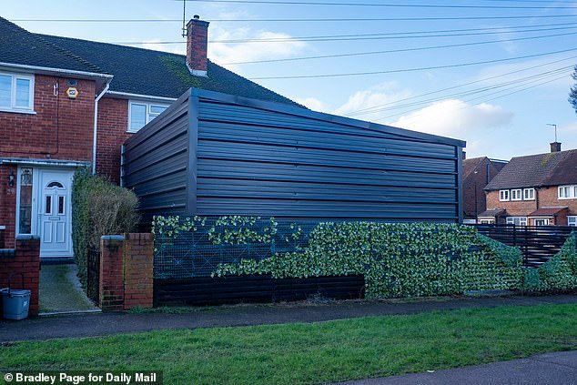 Un descarado propietario desafía la orden del ayuntamiento de demoler un megagaraje ilegal, a pesar de que los vecinos insisten en que la «fortaleza» ha arruinado sus vidas.