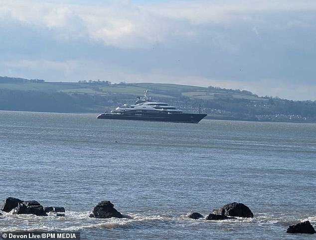 El superyate de un príncipe saudí multimillonario ha sido avistado frente a la costa de Devon