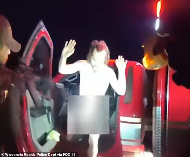 Un delincuente desnudo ‘roba una ambulancia con paramédicos y un paciente dentro y lleva a la policía a una persecución a alta velocidad de 40 minutos’