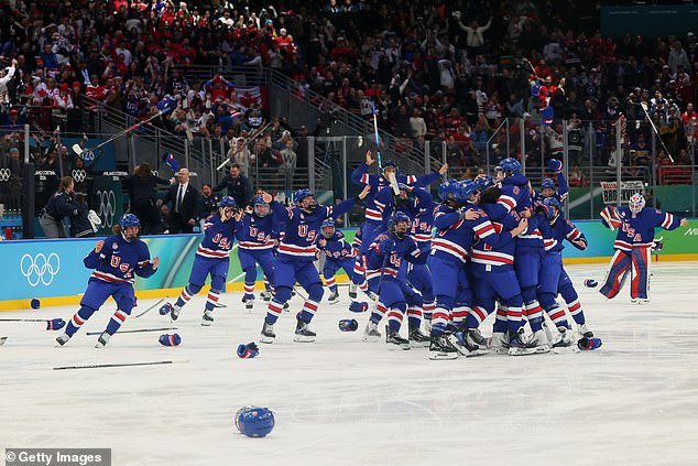 Saludos para el equipo de EE. UU. después de derrotar a sus acérrimos rivales Canadá en un salvaje thriller de tiempo extra para ganar el oro en hockey en los Juegos Olímpicos de Invierno.