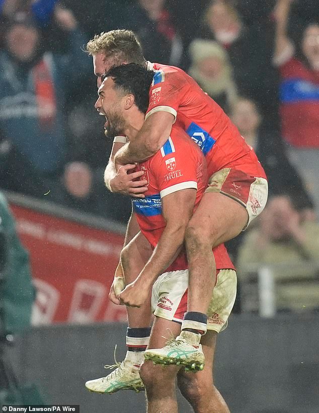 ¡Sorpresa de los Broncos! Hull KR sobrevive al bombardeo de la segunda mitad para lograr una sorprendente victoria en el World Club Challenge sobre los campeones de la NRL