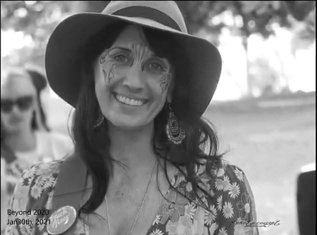 Un brutal asesino descubre su destino después de apuñalar a una prometedora inquilina cuando llega a su casa para revisar su habitación.