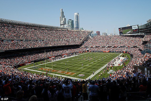 El fanático de los Bears y el gobernador demócrata de Illinois, JB Pritzker, aplauden mientras el equipo se prepara para huir de Chicago hacia Indiana.