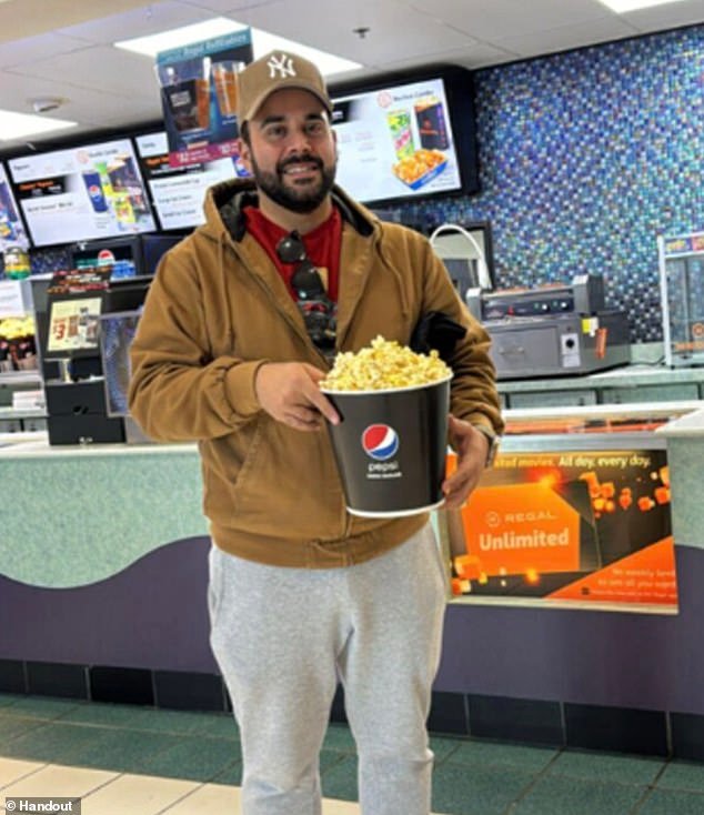 Continúa la búsqueda de un reservista de la Marina que huyó a China después de que se encontrara el cuerpo de su esposa desaparecida en un congelador.