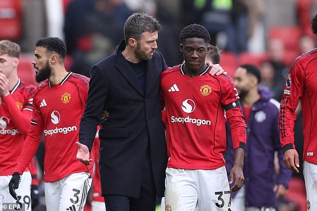 Michael Carrick elogia al «increíble» Kobi Mainu: el técnico del Manchester United se sincera sobre la decisión de traer al joven de vuelta del frío tras el exilio de Rubén Amorim