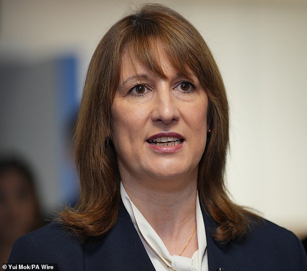 Los aumentos de impuestos de Rachel Reeves ayudaron a impulsar su presupuesto a un superávit récord, pero la canciller aún supervisa la quinta deuda más alta.