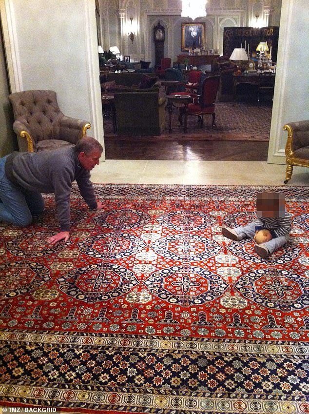 Andrew Mountbatten-Windsor jugando con una pelota con un bebé en el Royal Lodge en 2011