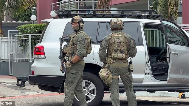 Imágenes dramáticas muestran a la policía táctica asaltando un estacionamiento subterráneo en Liverpool y arrestando a un hombre en la cercana Busby después de un aterrador allanamiento de morada.