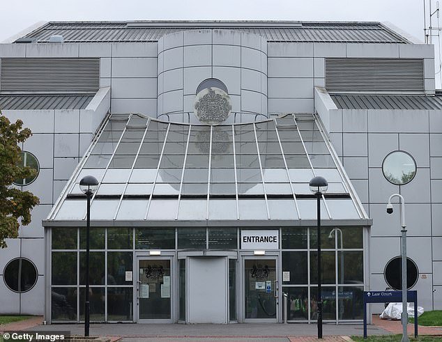 Un niño de tres años muere tras ser ingresado en el hospital con «heridas graves»; un hombre y una mujer acusados de su asesinato