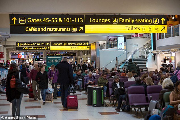 Un hombre que portaba armas de fuego fue detenido en el aeropuerto de Gatwick por un grupo de policías en la estación de tren