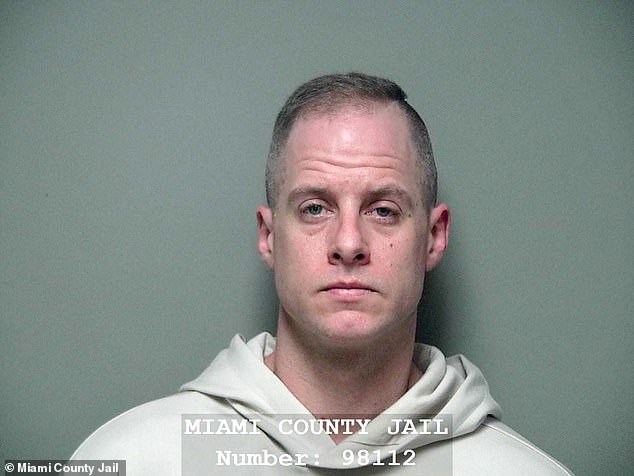 El concursante de American Idol acusado de asesinar a la esposa de un maestro en su casa de Ohio mientras sus hijos dormían se convirtió al cristianismo