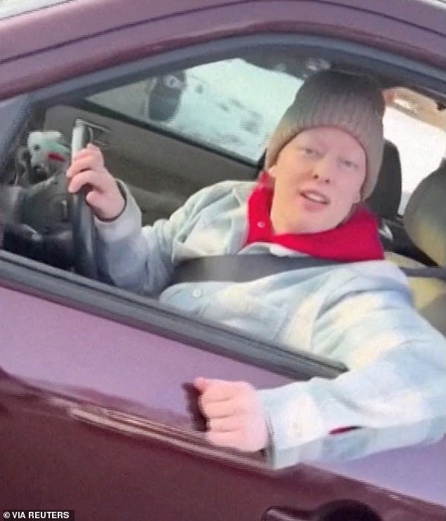 Una familia británica dice que cancelaron unas vacaciones de 16.000 dólares en Disney World porque están molestas por los asesinatos de sus hijos pequeños, Renee Nicole Good y Alex Pretty, mientras las cifras del turismo en Estados Unidos se desploman un 11%.