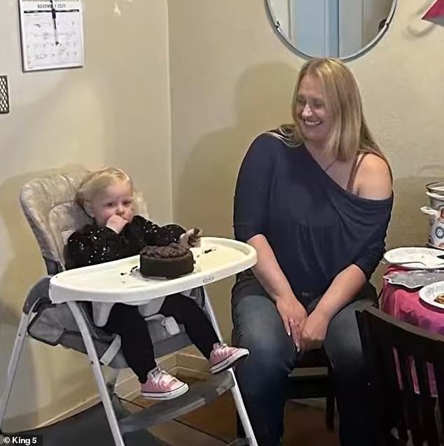 La detención de una madre británica por parte del ICE provocó indignación en el liberal estado de Washington… pero ahora han surgido detalles desagradables sobre su pasado.