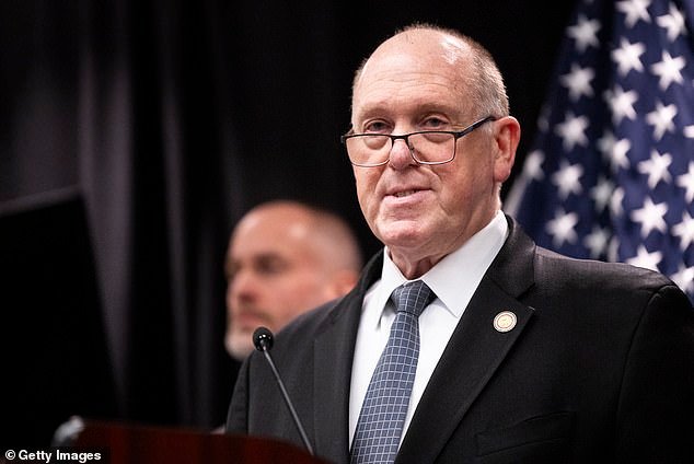 El zar fronterizo Tom Homan tiene una respuesta muy clara sobre quién está realmente a cargo de ICE