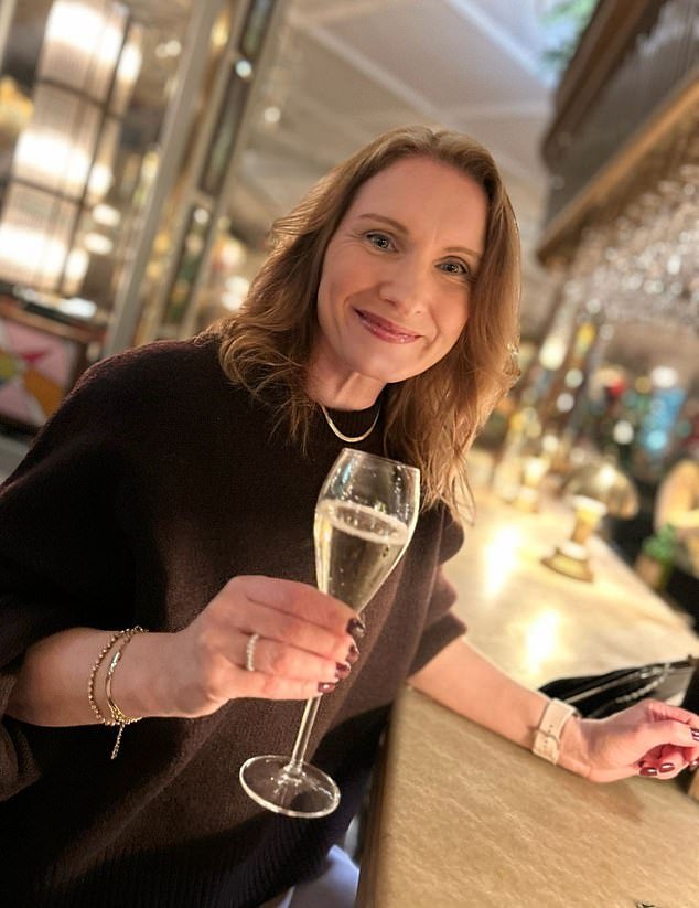 La policía ha iniciado una investigación por asesinato después de que una madre de dos hijos «amable, desinteresada y leal», de 47 años, muriera una semana después de resultar gravemente herida en un ataque.