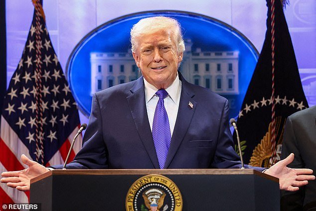 La brutal respuesta de Trump al desacuerdo con el ‘aspirante a rey’ del principal demócrata después de que se recortan sus poderes arancelarios