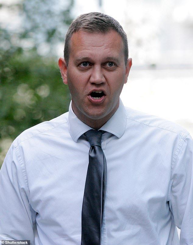 El ex oficial de protección real de Andrew dijo que le dijo a la Met que «se callara» después de que el ex príncipe afirmara que llevaban mujeres al Palacio de Buckingham varias veces a la semana.