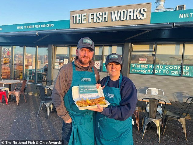 ¡El lugar para estar! Se han anunciado los diez mejores platos de pescado y patatas fritas para llevar, y esta noche se coronará un ganador