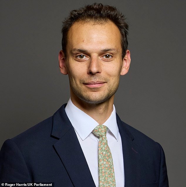 Ministro de Trabajo acusado de pagar a una empresa de relaciones públicas para difamar a los periodistas, contrato con la empresa que escribió el informe, revela una nueva filtración