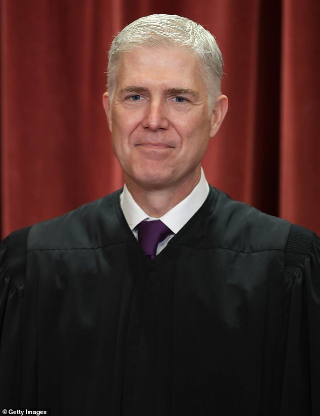 Escondido en el fallo de la Corte Suprema hay un mensaje brutalmente directo a Trump del juez conservador que nombró.