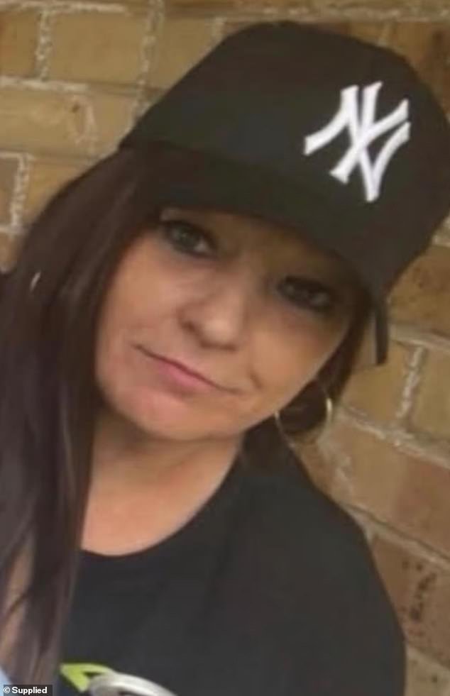Melonie McKay, madre de tres hijos de Melbourne, ha sido identificada como la mujer a la que mató a golpes en el camino de entrada de su casa; su vecino Luke Rainey está en la corte.