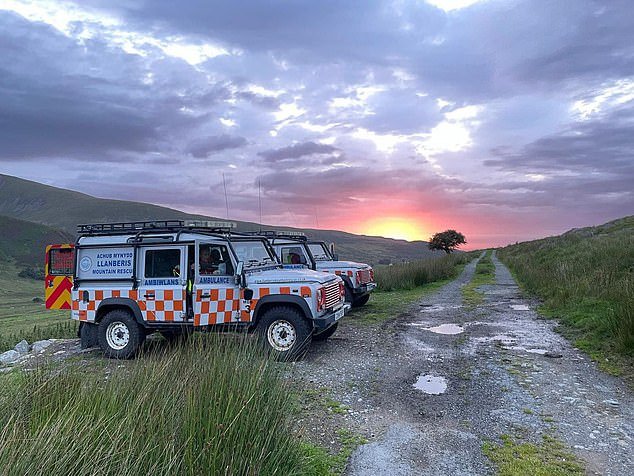 Se han encontrado dos cadáveres en Snowdonia de hombres de 19 y 20 años que desaparecieron mientras un equipo de rescate de montaña luchaba contra la nieve y el hielo.