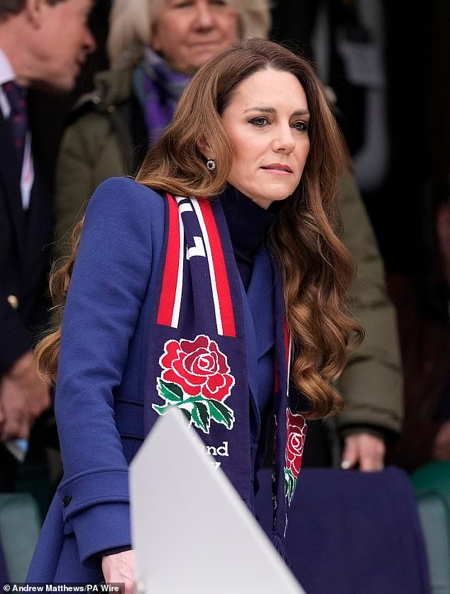Kate mantiene la calma y continúa: la Princesa de Gales anima a Inglaterra en el partido de rugby de las Seis Naciones mientras la realeza se recupera del arresto de Andrew