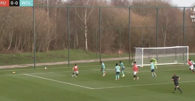La sensación adolescente del Man United, JJ Gabriel, marca un gol maravilloso para la sub-18 de los Red Devils, ¡y Michael Carrick está listo para mirar!