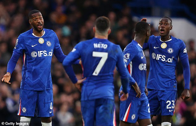 Chelsea 1-1 Burnley: el equipo de Liam Rosenier pierde más puntos en Stamford Bridge mientras continúan los problemas disciplinarios tras otra tarjeta roja