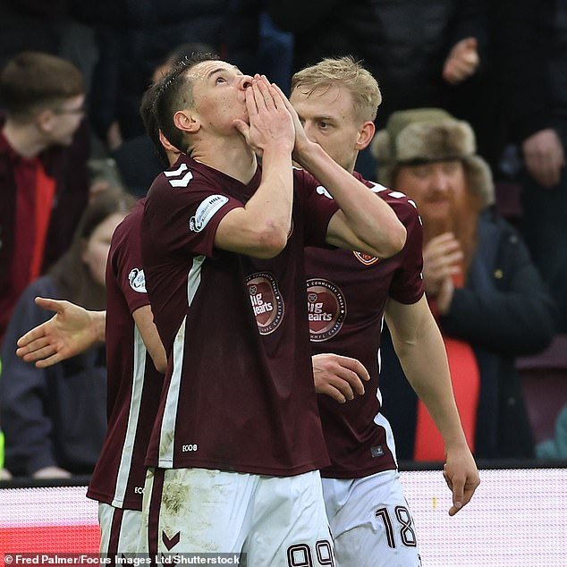 Hearts 1-0 Falkirk: el primer gol de Islam Chesnokov para los anfitriones permitió a los líderes de la Premiership escocesa alejarse cinco puntos de sus rivales por el título de Old Firm