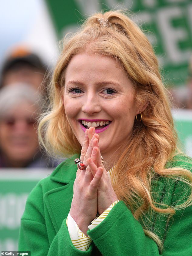 La candidata del Partido Verde, Hannah Spencer, ha sido tildada de «hipócrita acaparadora de propiedades» con una cartera inmobiliaria de 1,2 millones de libras esterlinas y consejos para ahuyentar a los compradores y hacer subir los precios.