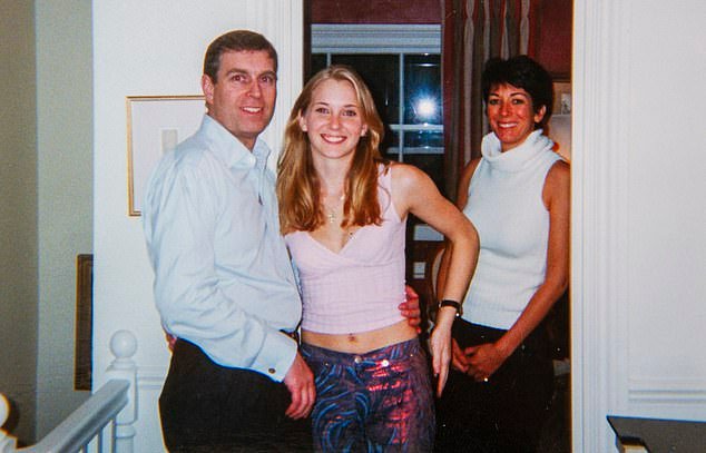 SHARON CHURCHER: Descubrí esta foto condenatoria de Andrew, pero no me sorprende que fuera tan reticente ante mis preguntas… después de todo, le tomó 15 años lidiar con la inteligencia adecuada.