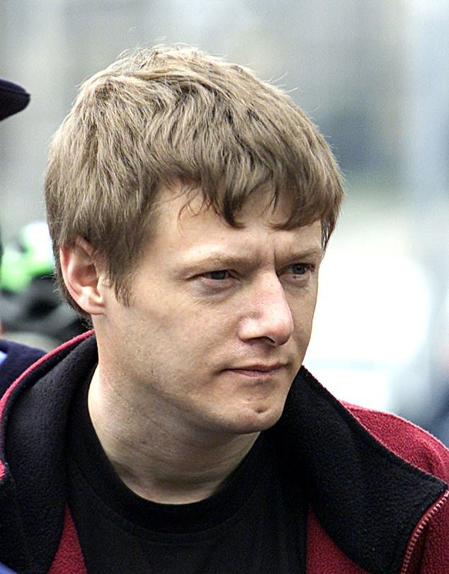 Gardai, que investiga los asesinatos de Deirdre Jacob y Jo Jo Dullard, descubre dos historias inquietantes, previamente desconocidas, sobre el violador enfermo Larry Murphy y sus movimientos en sus terrenos de caza abandonados…