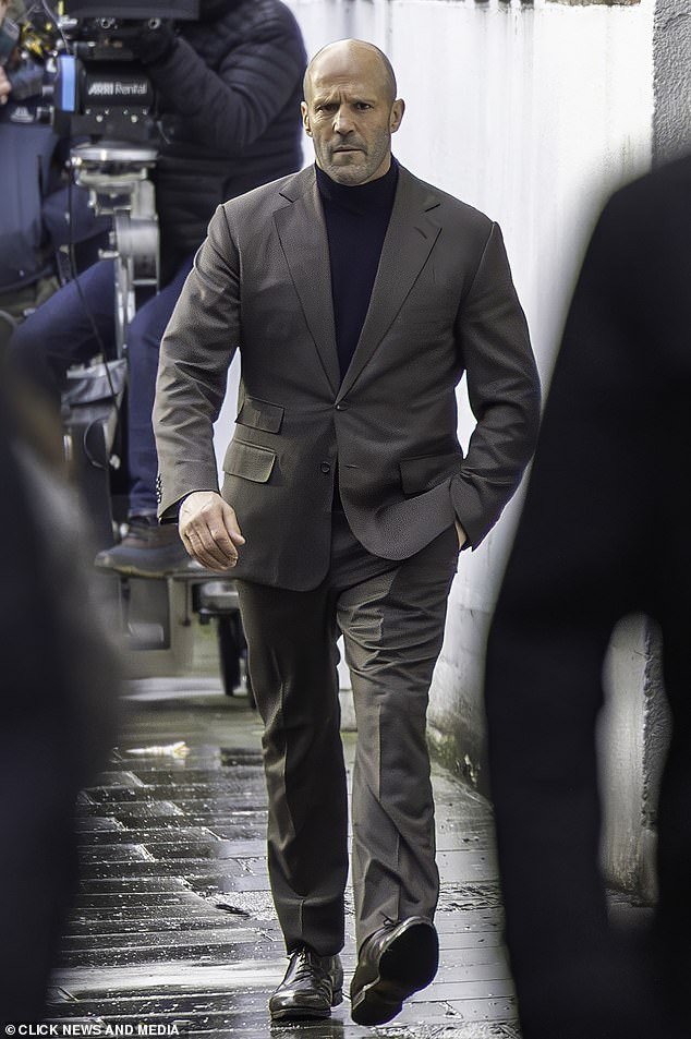 Jason Statham parece un tipo duro en cada centímetro mientras reúne al equipo para la secuela del thriller policial londinense Layer Cake: Camila Mendes como el gángster Mole.