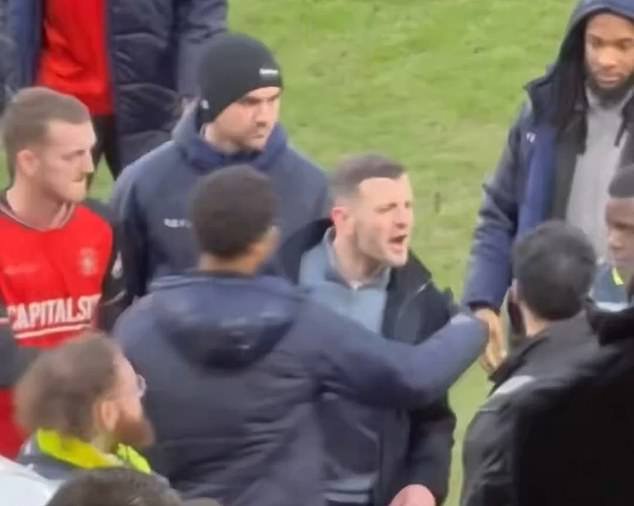 Jack Wilshere fue arrastrado por sus jugadores de Luton mientras la enojada ex estrella del Arsenal confrontaba a los fanáticos de los Hatters después de que afirmaran que su equipo era «vergonzoso» después de perder puntos en la carrera por el ascenso.