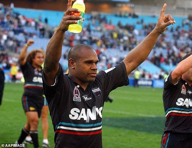 El gran futbolista Reece Wesser ha sido acusado de tener una relación sentimental con una mujer