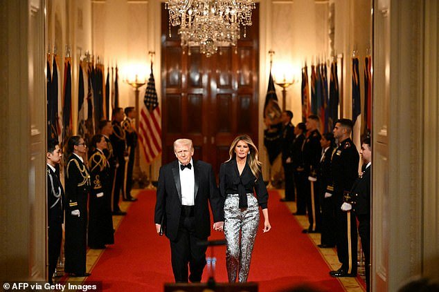 Melania Trump sorprendió con pantalones plateados cuando llegó a la controvertida cena del gobernador con su esposo Donald, después de una semana tumultuosa para el presidente en la que decenas de personas han sido amenazadas con la deportación.