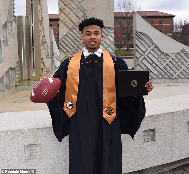 La estrella de los Chiefs, Hollywood Brown, reveló que habló con Rondell Moore pocas horas antes de su trágica muerte a la edad de 25 años.