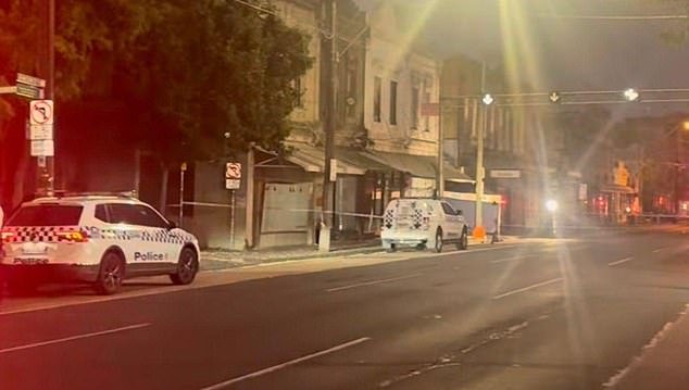 Apuñalamiento en Melbourne: dos personas en estado crítico mientras la policía inicia la búsqueda de los atacantes