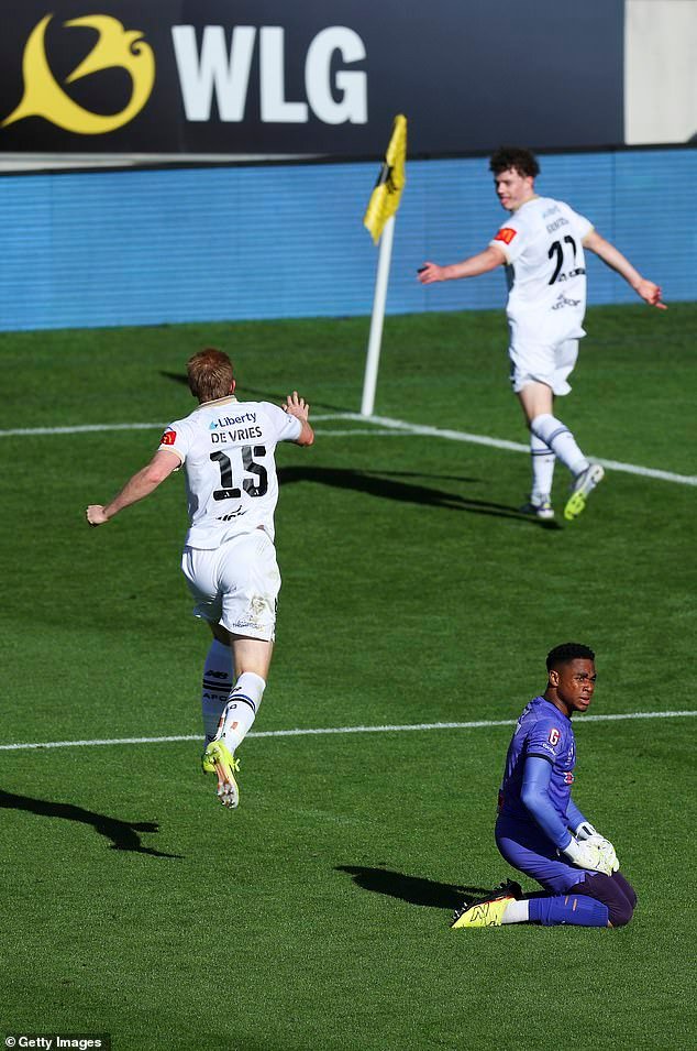 La estrella del fútbol se vuelve viral por uno de los peores errores que el deporte australiano ha visto en años; luego, su entrenador renuncia minutos después