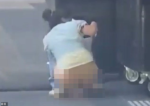 «Cuando tienes que irte»: mujer atrapada por un automovilista merodeando en la calle en Melbourne CBD, pero las opiniones difieren sobre quién fue más grosero.
