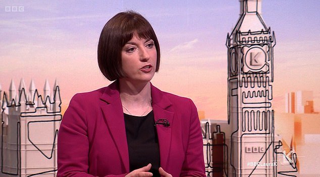 El ministro dice que los conservadores están presionando a los laboristas con la promesa de reducir los exorbitantes pagos de préstamos estudiantiles mediante la eliminación de 100.000 plazas universitarias de «baja calidad».