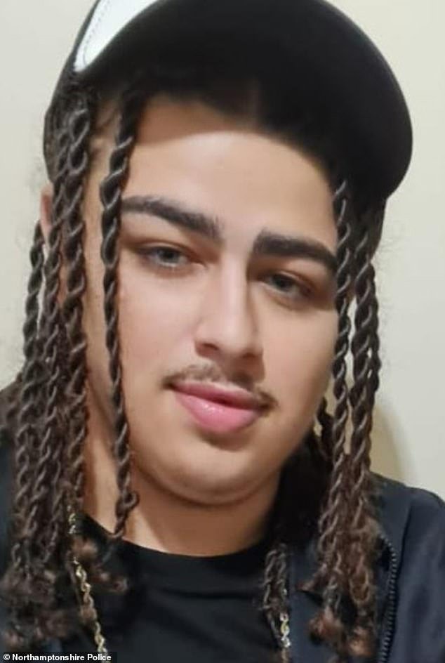 Imagen: Joven de 20 años apuñalado en un ataque a una pista de patinaje mientras otro de 17 sigue luchando por su vida en el hospital