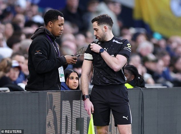 Gary Neville dice «absoluta tontería» seis minutos tarde en el derbi del norte de Londres después de un ridículo desastre técnico
