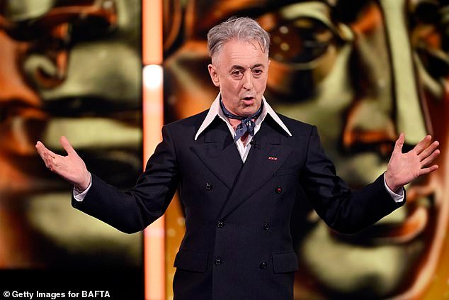 El presentador de los BAFTA, Alan Cumming, agradeció a la audiencia por comprender que la víctima de Tourette había gritado insultos raciales antes de irse a mitad de la ceremonia.