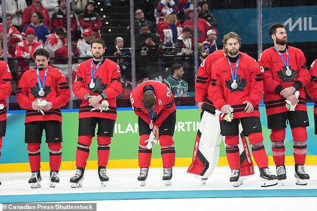 El incómodo momento en el que una feroz estrella del hockey canadiense recibió un peluche después de perder el oro ante Estados Unidos se ha vuelto viral